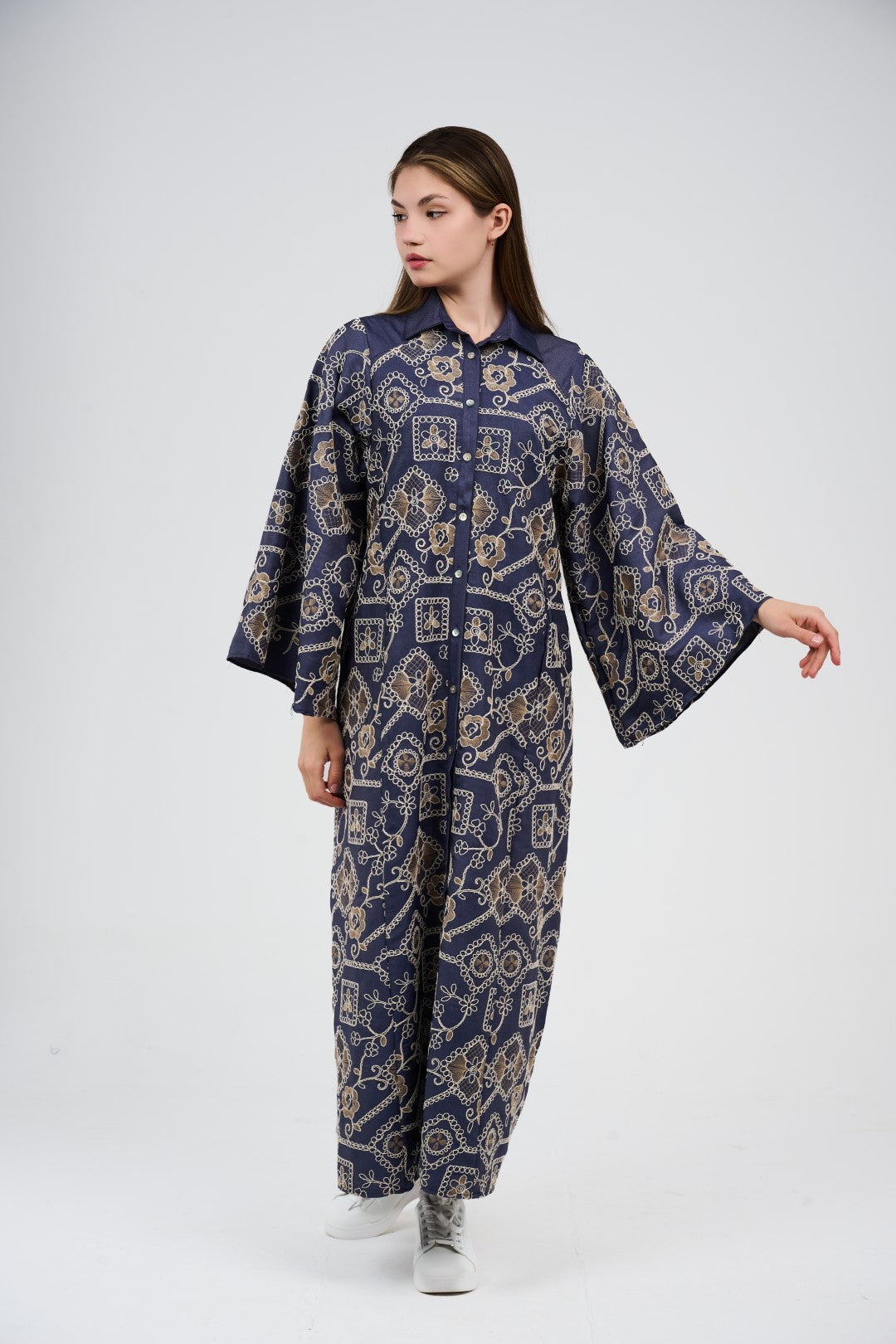 فستان/عباية قميص ماكسي تطريز  بأكمام واسعة وأزرار أمامية

