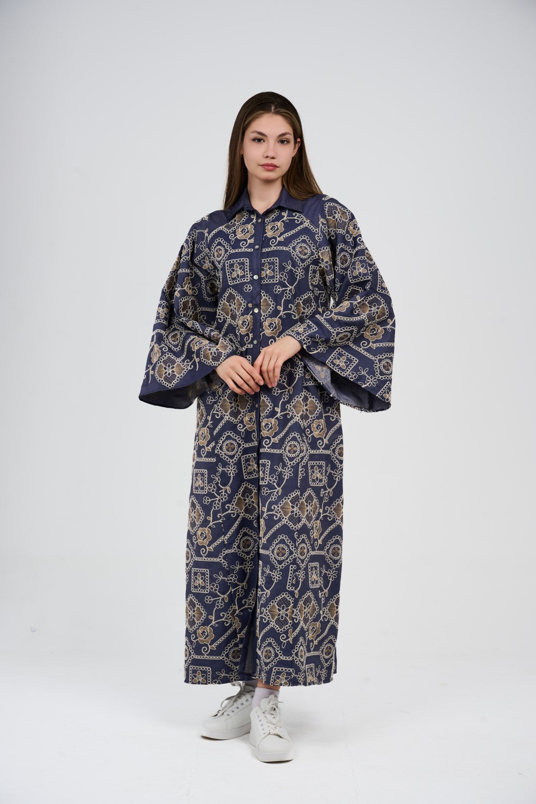 فستان/عباية قميص ماكسي تطريز  بأكمام واسعة وأزرار أمامية

