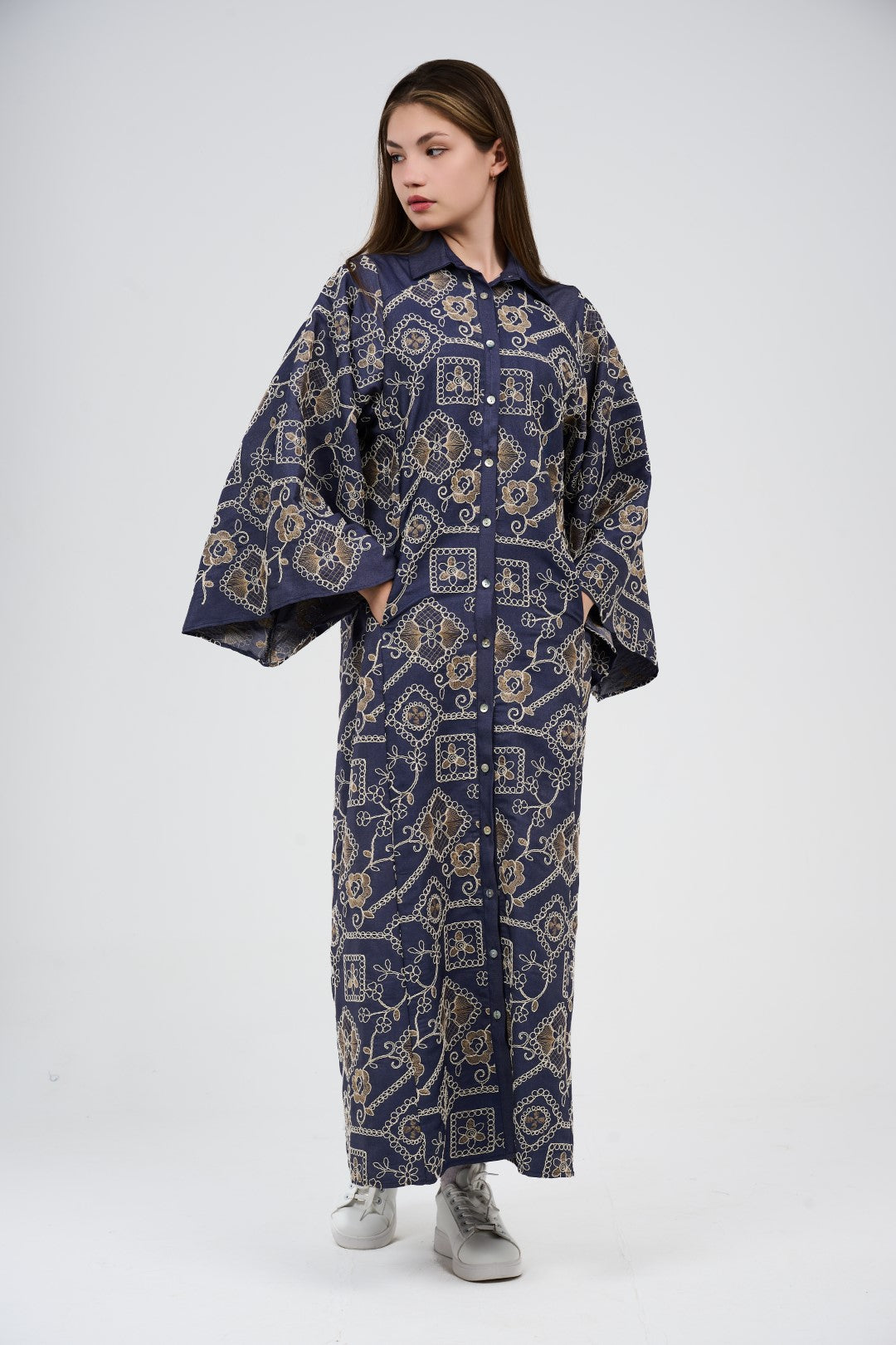 فستان/عباية قميص ماكسي تطريز  بأكمام واسعة وأزرار أمامية

