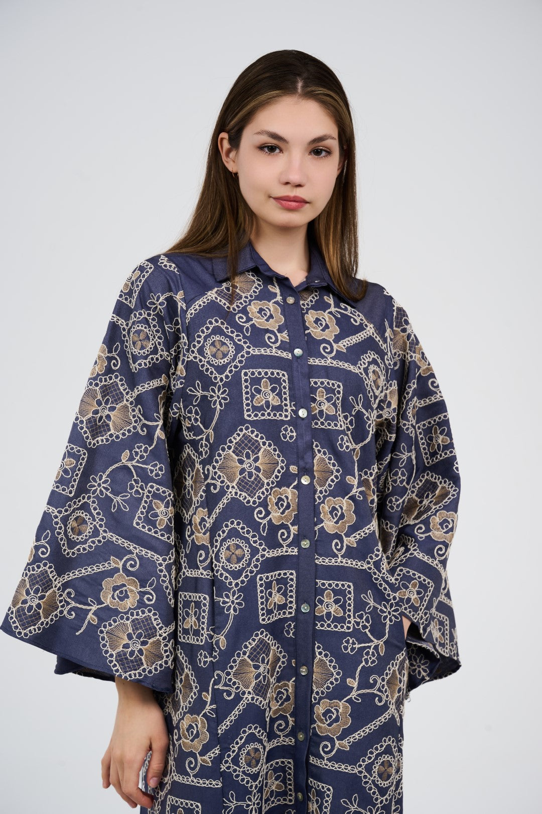 فستان/عباية قميص ماكسي تطريز  بأكمام واسعة وأزرار أمامية

