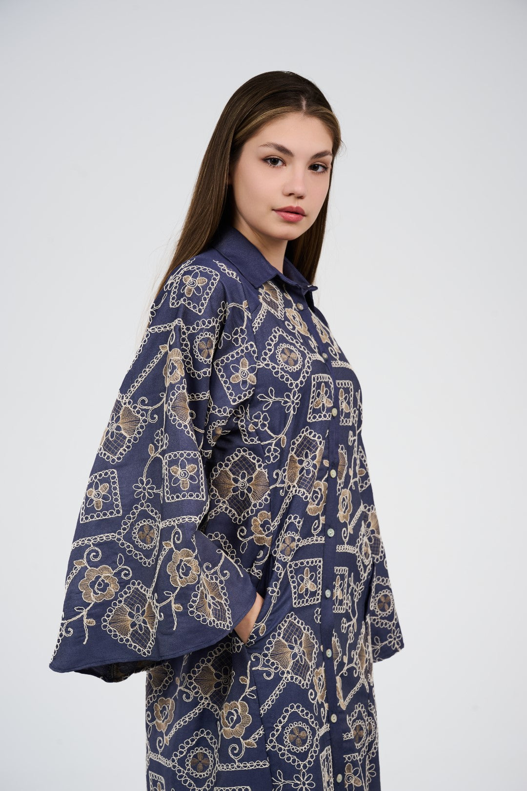 فستان/عباية قميص ماكسي تطريز  بأكمام واسعة وأزرار أمامية

