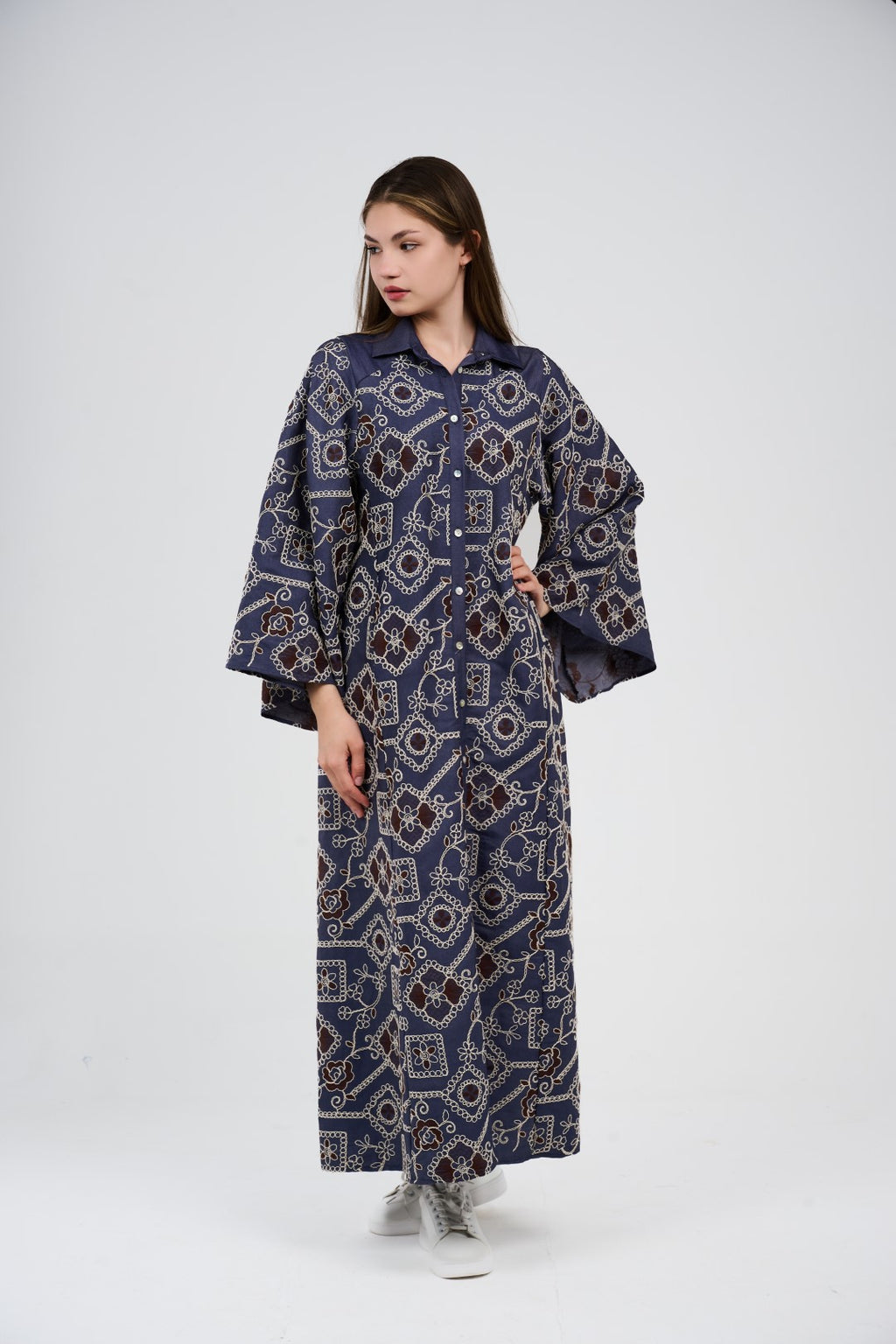 فستان/عباية قميص ماكسي تطريز  بأكمام واسعة وأزرار أمامية

