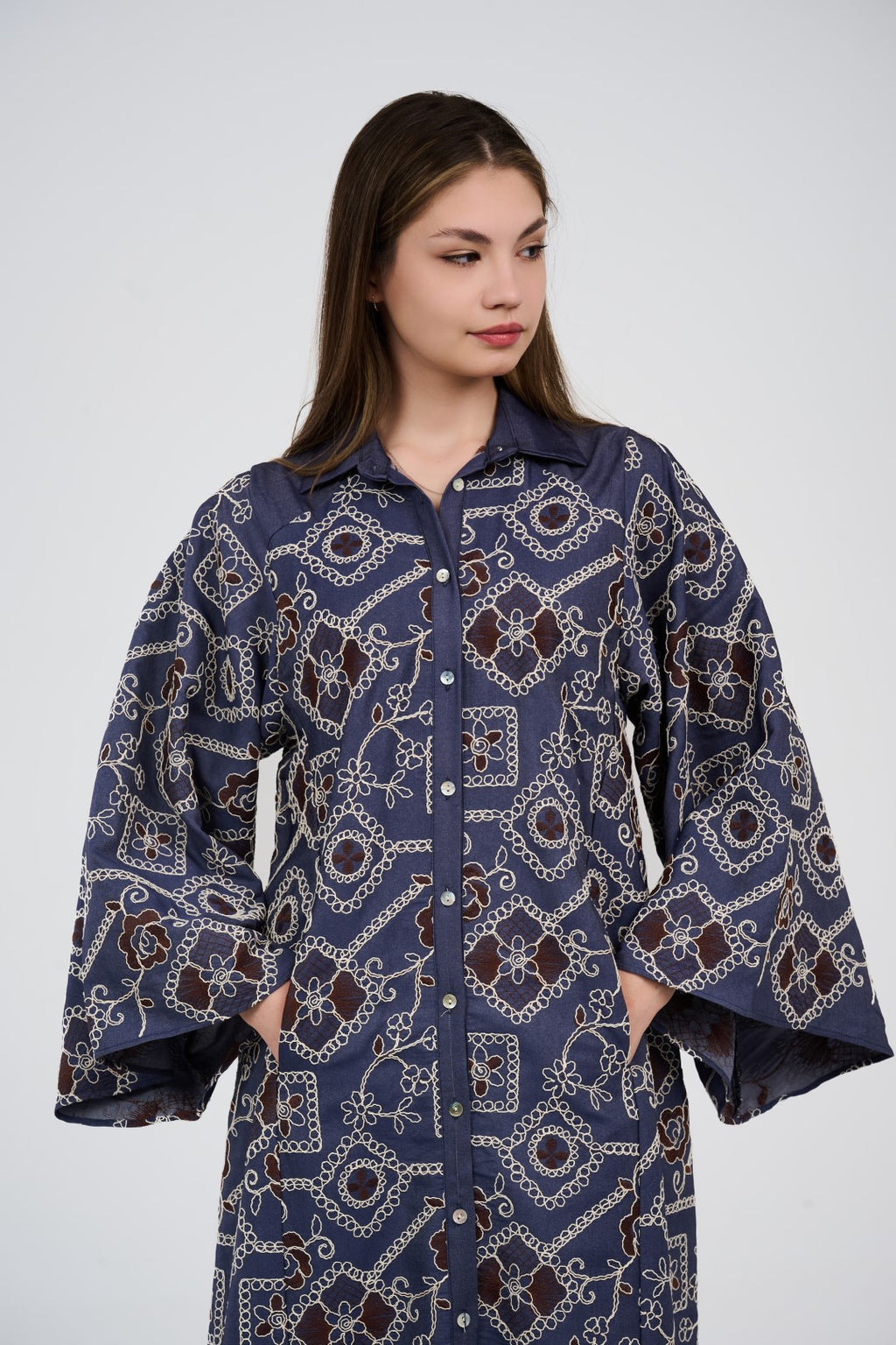 فستان/عباية قميص ماكسي تطريز  بأكمام واسعة وأزرار أمامية

