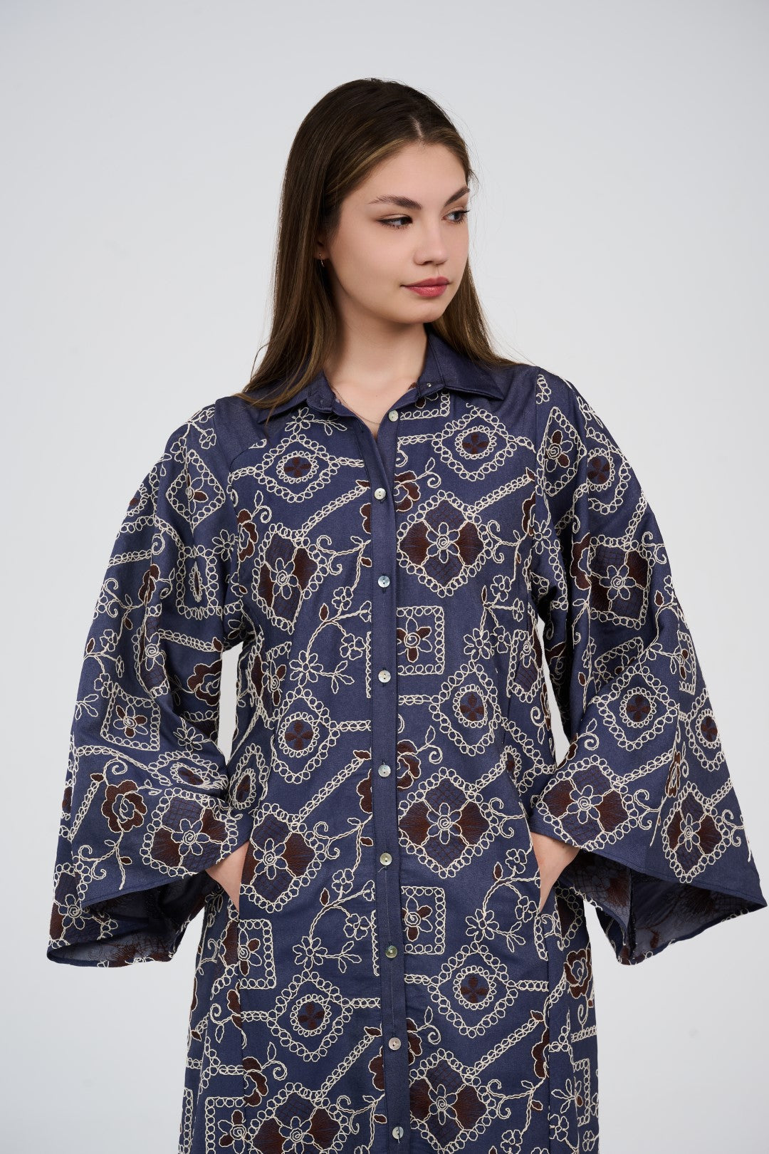 فستان/عباية قميص ماكسي تطريز  بأكمام واسعة وأزرار أمامية

