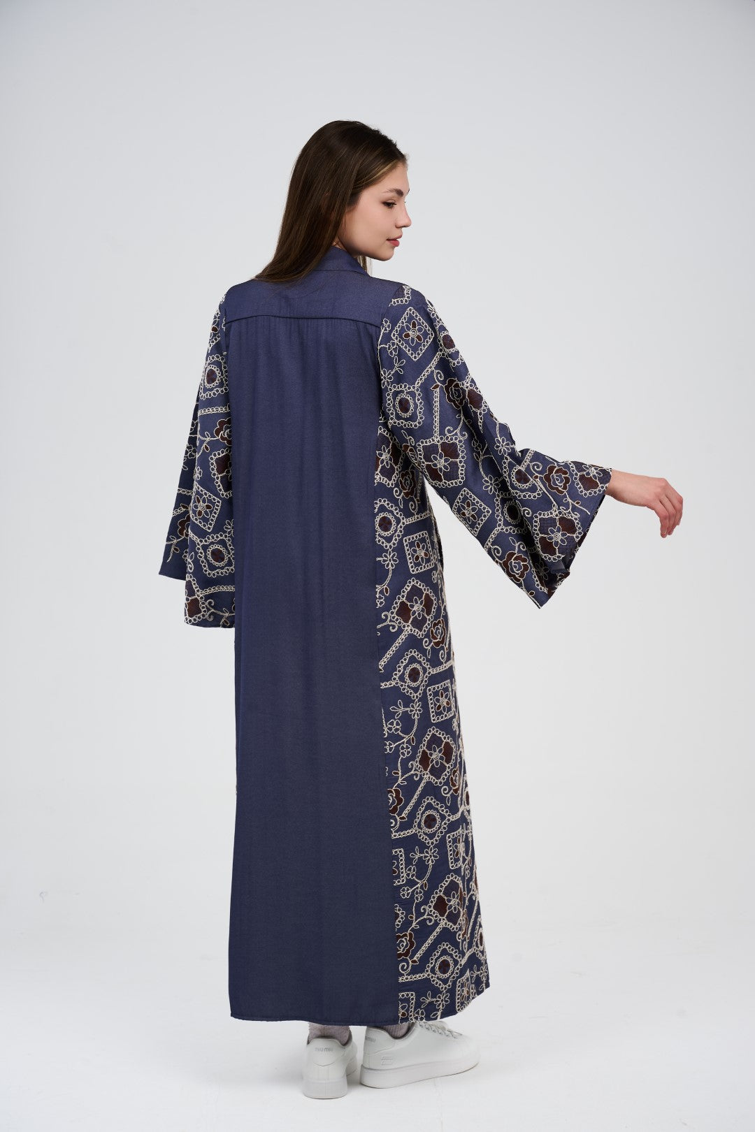 فستان/عباية قميص ماكسي تطريز  بأكمام واسعة وأزرار أمامية

