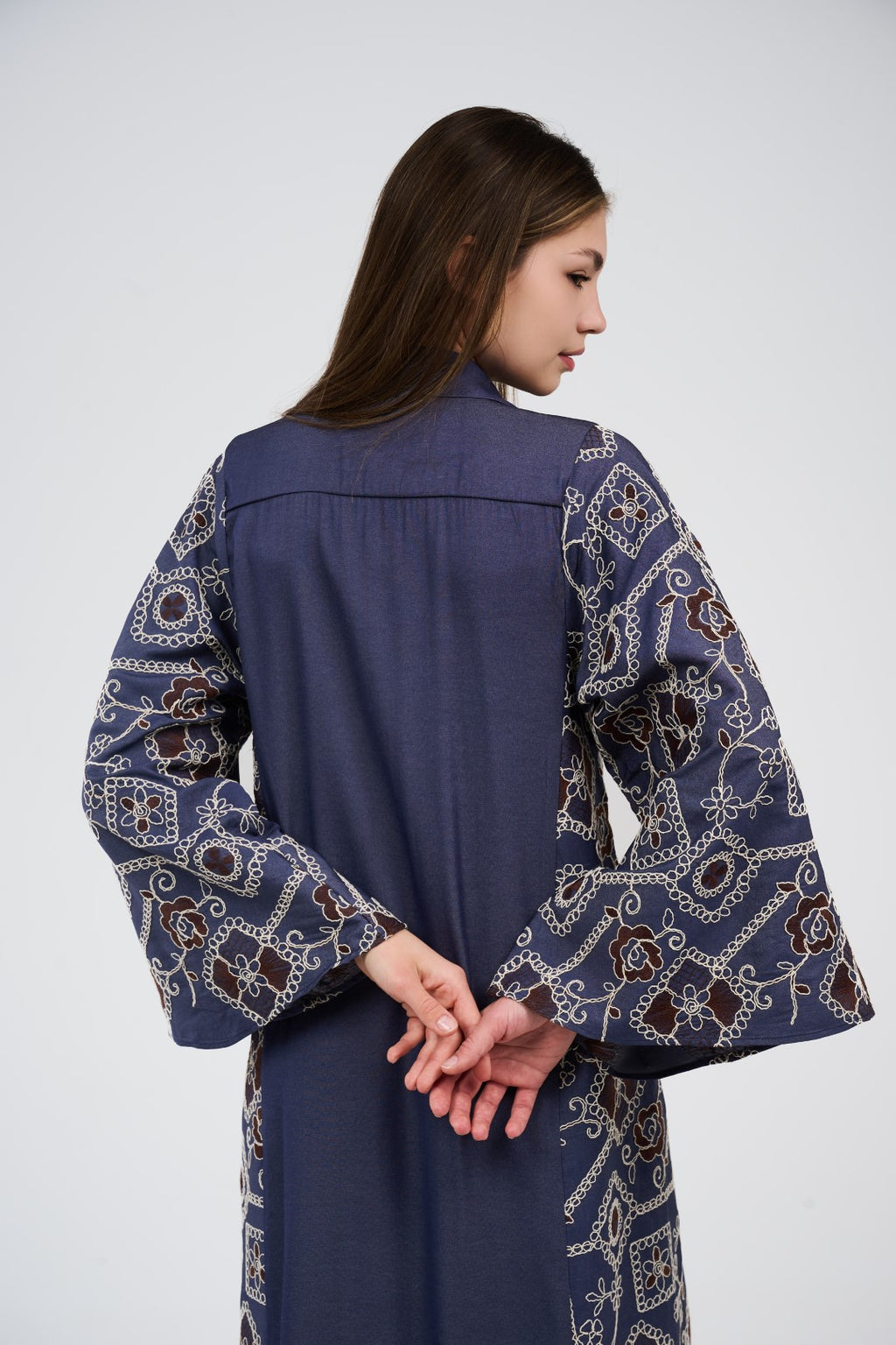 فستان/عباية قميص ماكسي تطريز  بأكمام واسعة وأزرار أمامية

