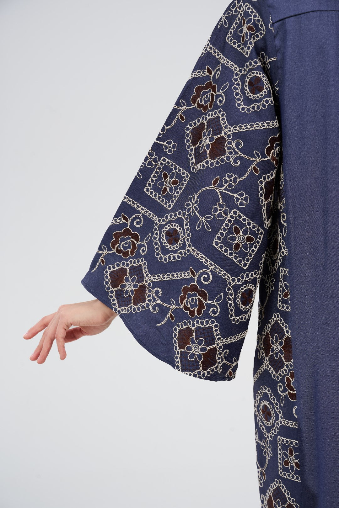 فستان/عباية قميص ماكسي تطريز  بأكمام واسعة وأزرار أمامية

