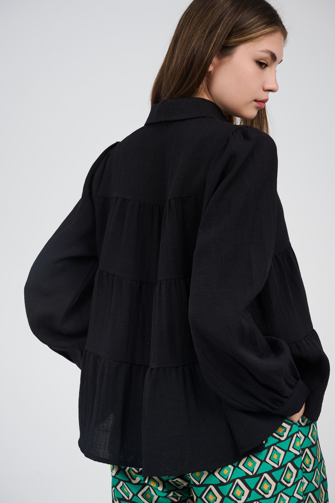 بلوزة طبقات واسعة بأزرار أمامية