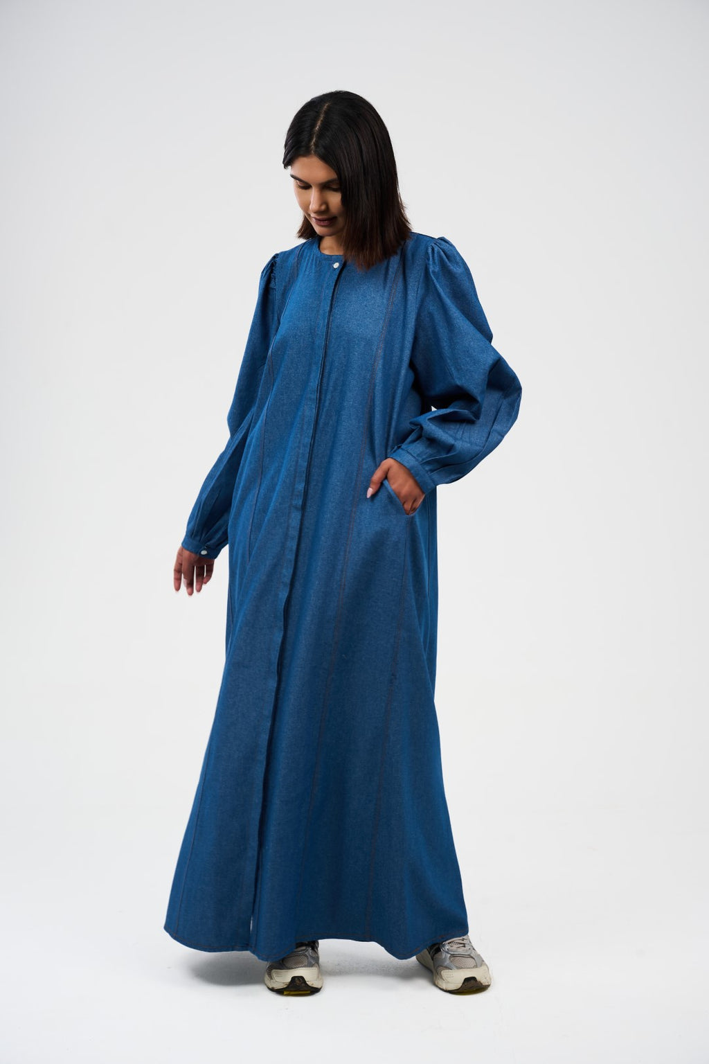 فستان ماكسي دنيم بقصة واسعة وأكمام منفوشة