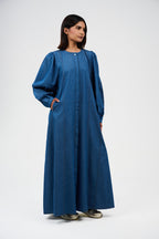 فستان ماكسي دنيم بقصة واسعة وأكمام منفوشة