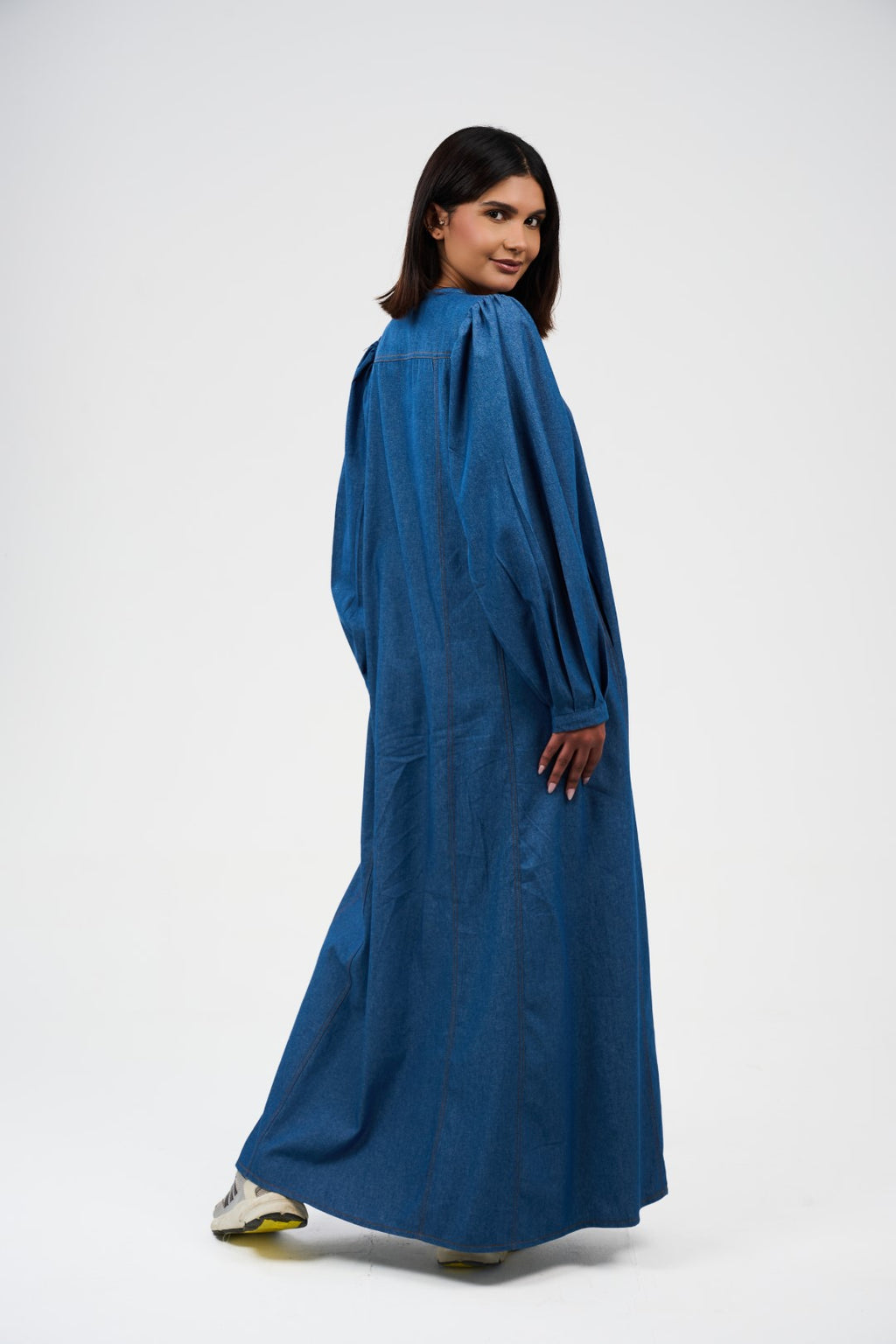 فستان ماكسي دنيم بقصة واسعة وأكمام منفوشة