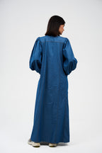 فستان ماكسي دنيم بقصة واسعة وأكمام منفوشة