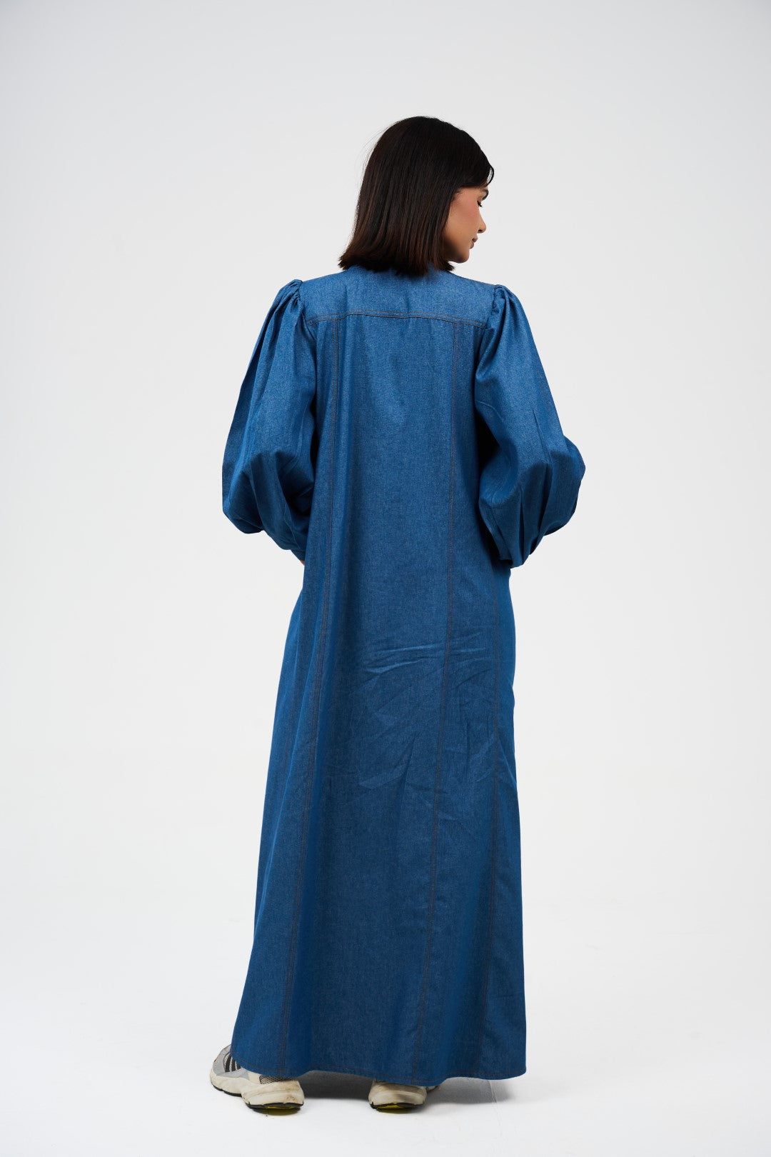 فستان ماكسي دنيم بقصة واسعة وأكمام منفوشة