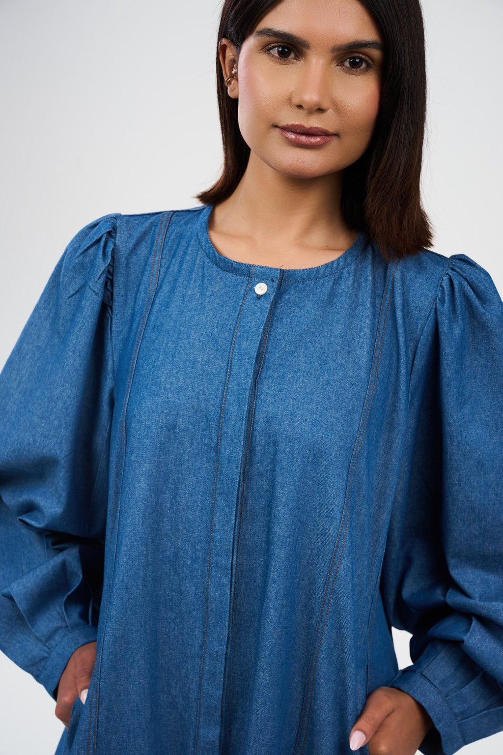 فستان ماكسي دنيم بقصة واسعة وأكمام منفوشة