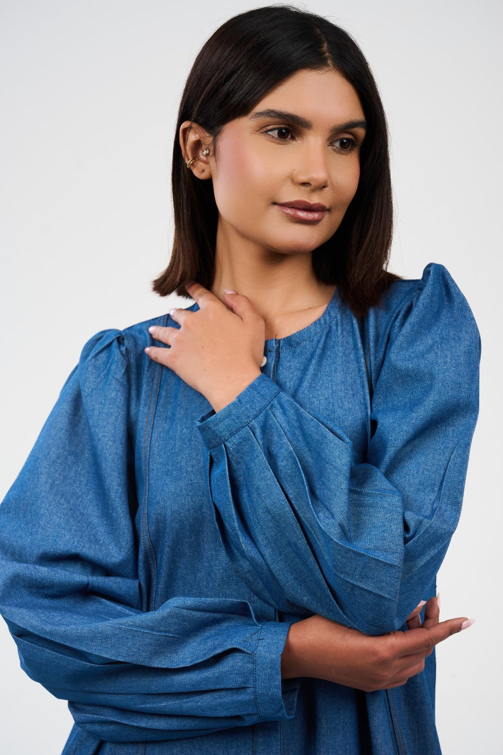 فستان ماكسي دنيم بقصة واسعة وأكمام منفوشة