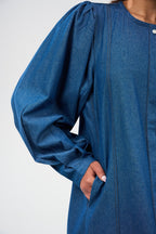 فستان ماكسي دنيم بقصة واسعة وأكمام منفوشة