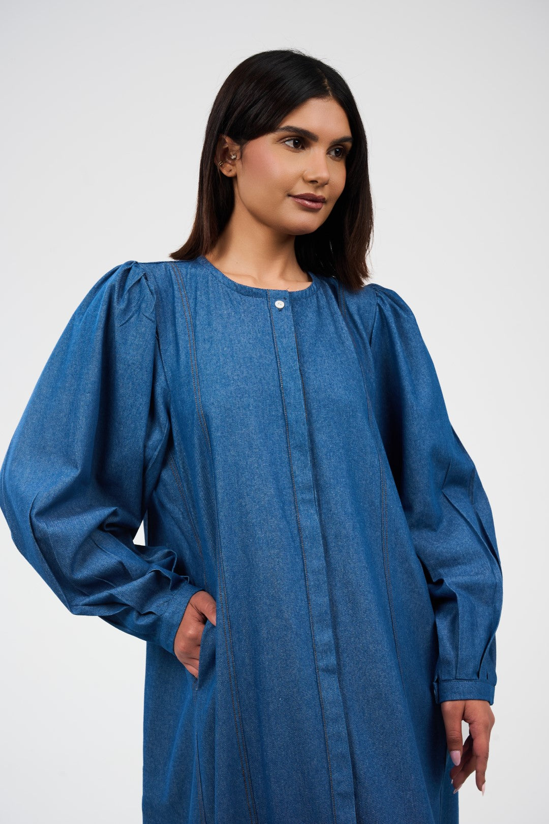 فستان ماكسي دنيم بقصة واسعة وأكمام منفوشة