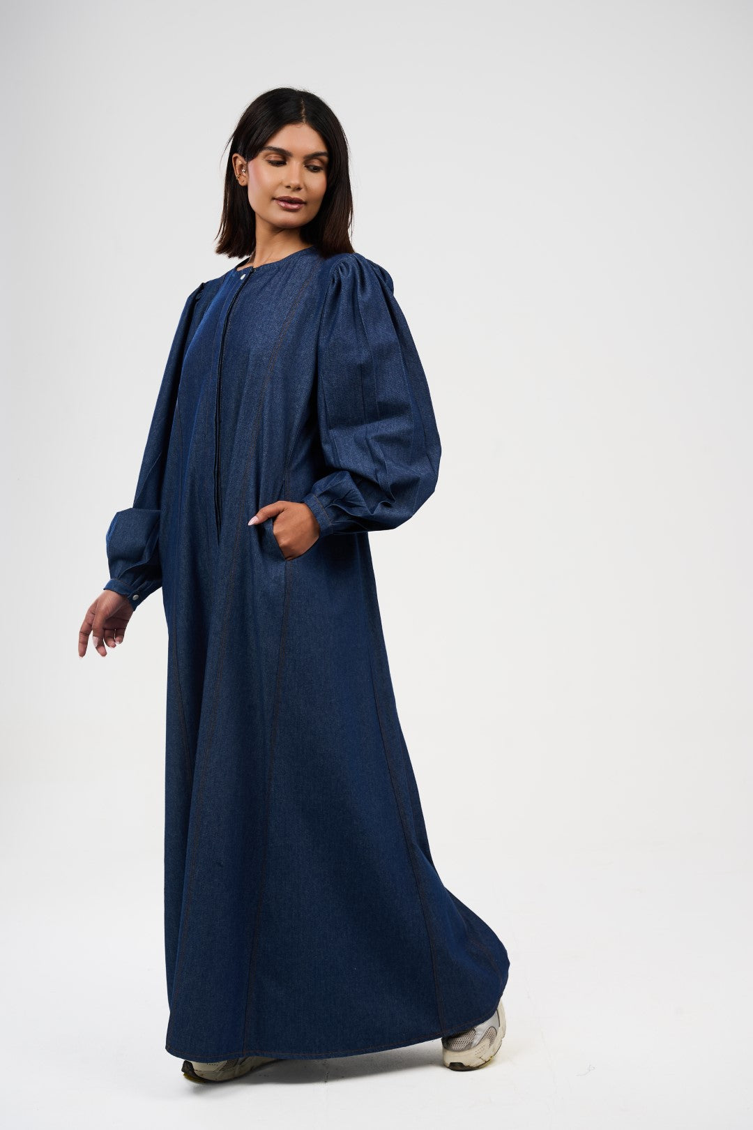 فستان ماكسي دنيم بقصة واسعة وأكمام منفوشة