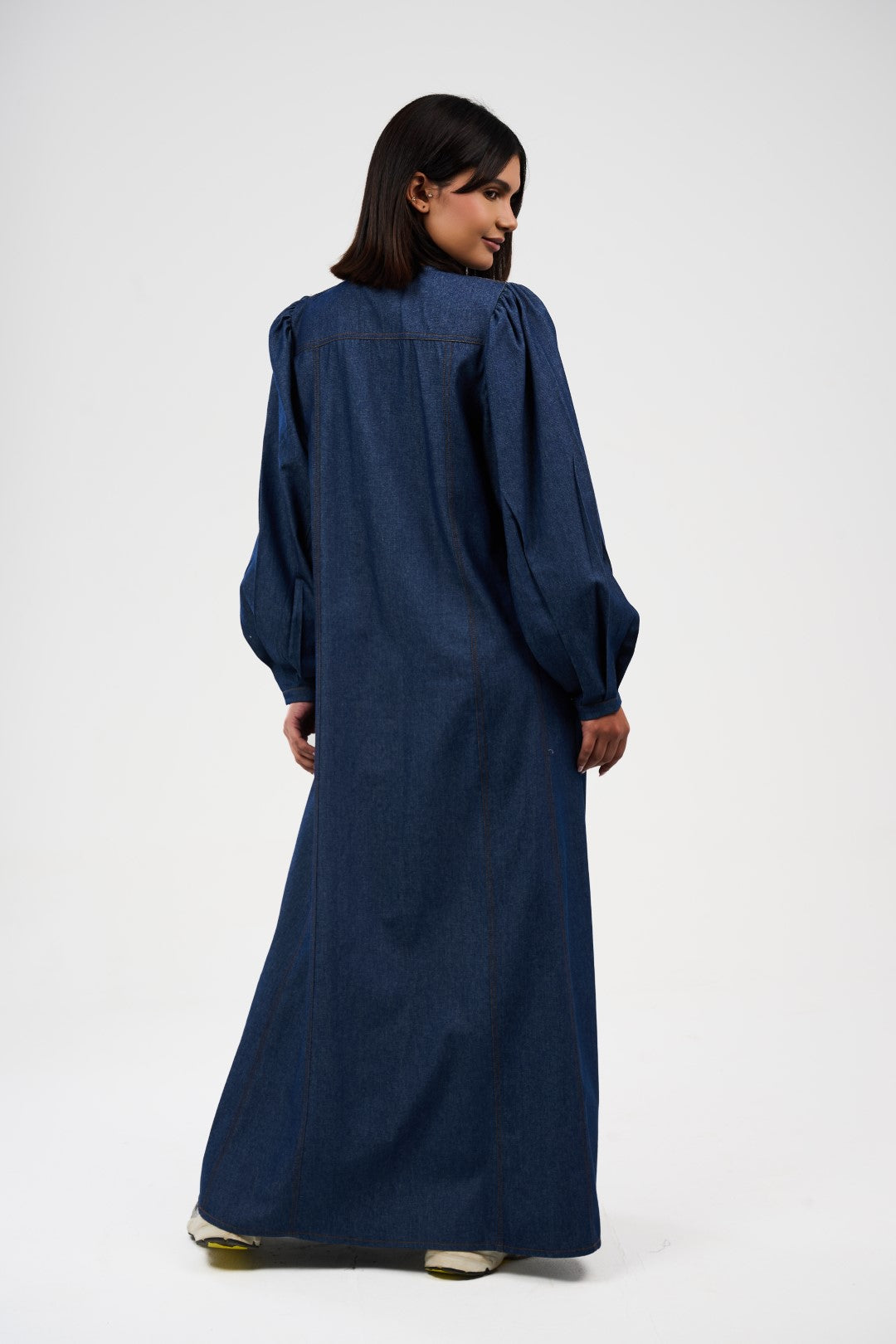 فستان ماكسي دنيم بقصة واسعة وأكمام منفوشة