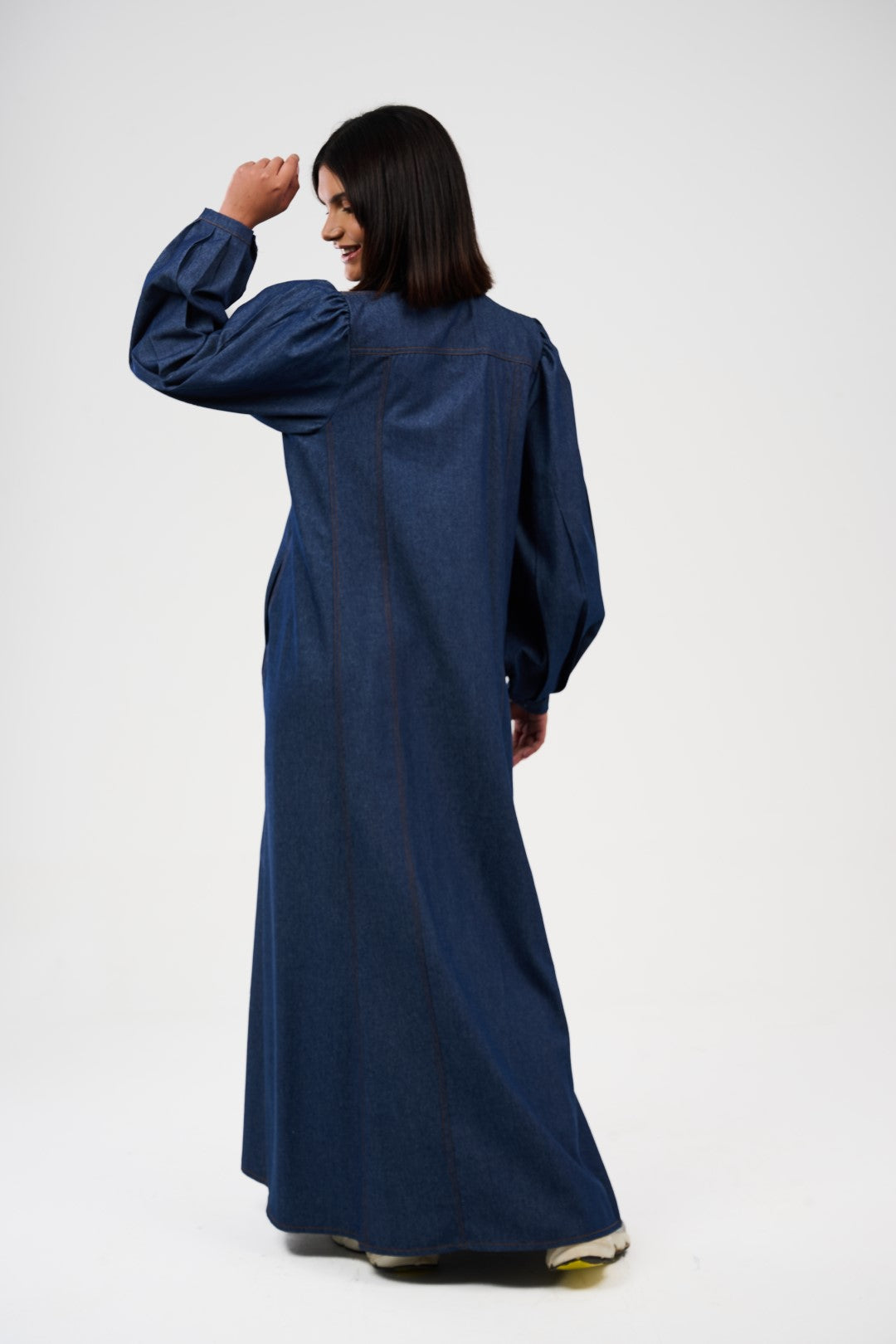 فستان ماكسي دنيم بقصة واسعة وأكمام منفوشة