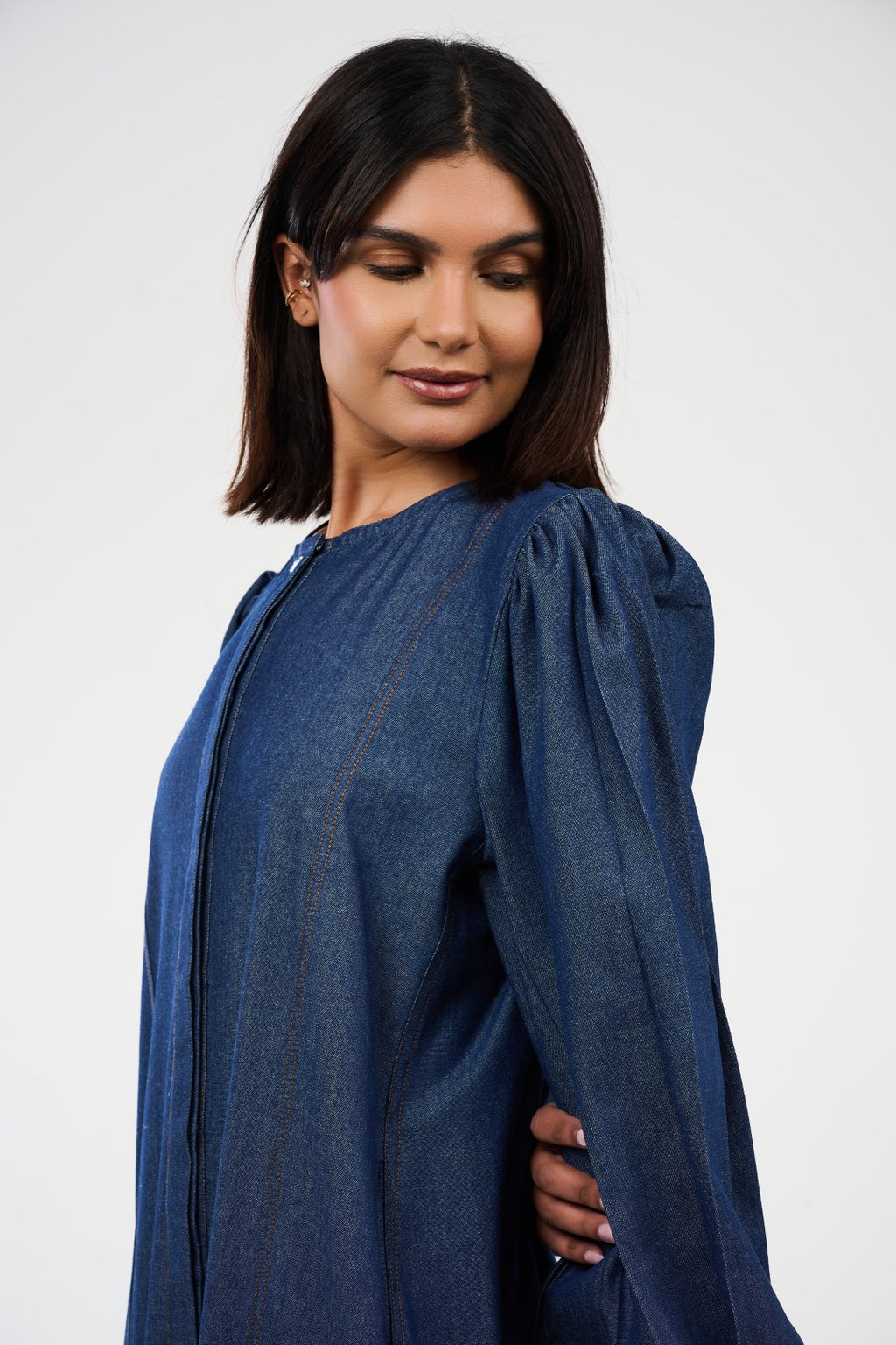 فستان ماكسي دنيم بقصة واسعة وأكمام منفوشة