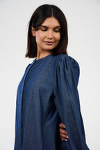 فستان ماكسي دنيم بقصة واسعة وأكمام منفوشة