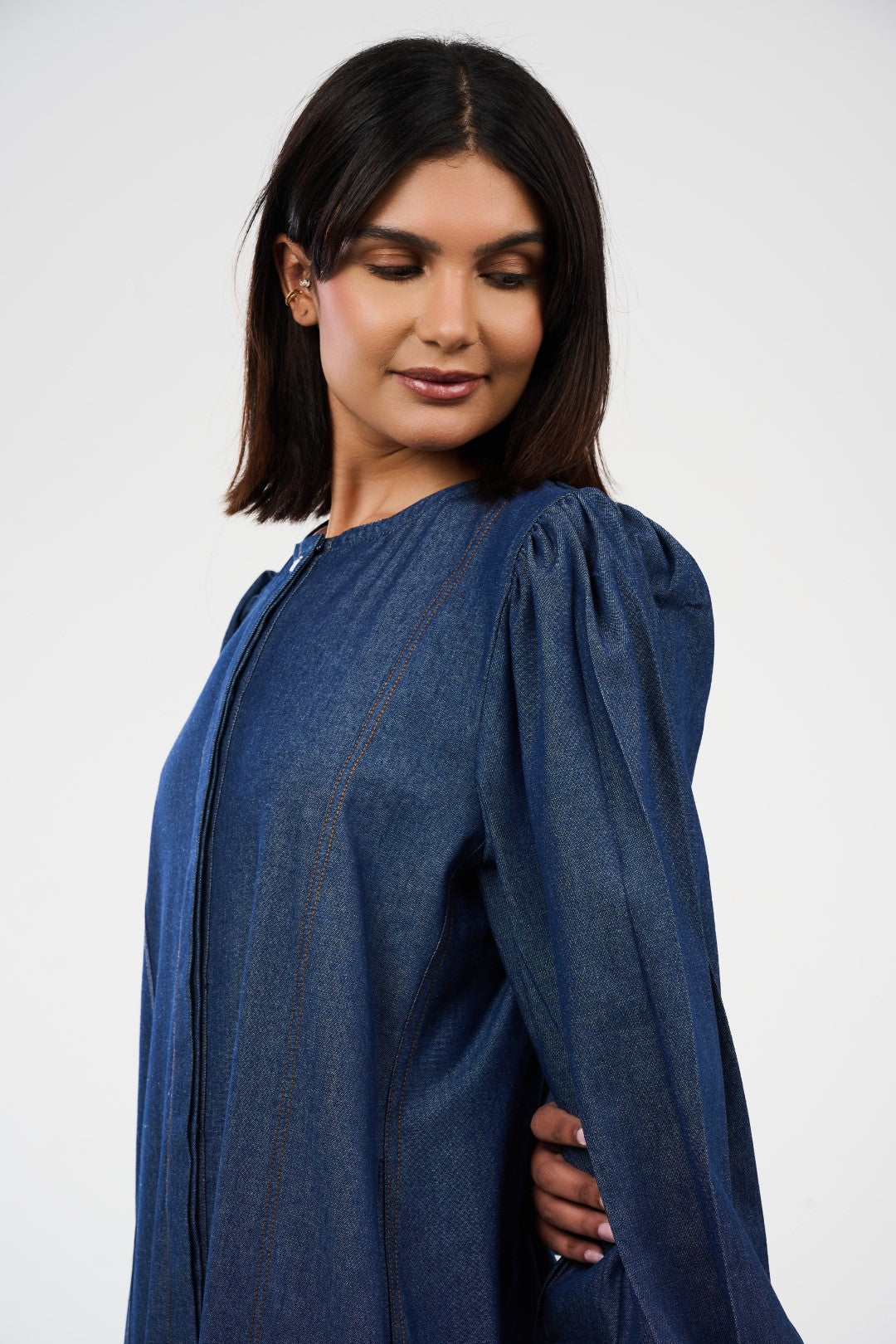 فستان ماكسي دنيم بقصة واسعة وأكمام منفوشة