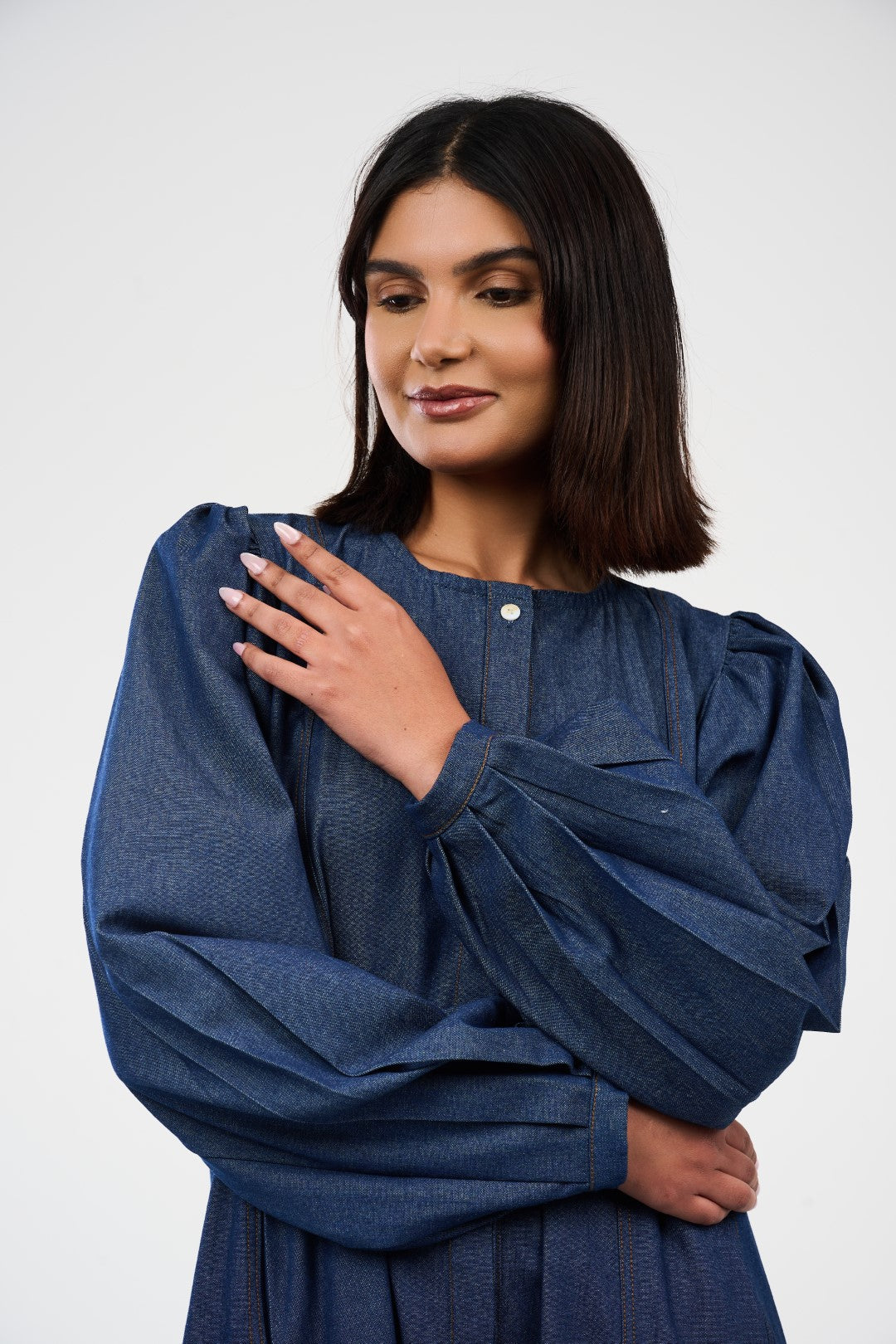 فستان ماكسي دنيم بقصة واسعة وأكمام منفوشة