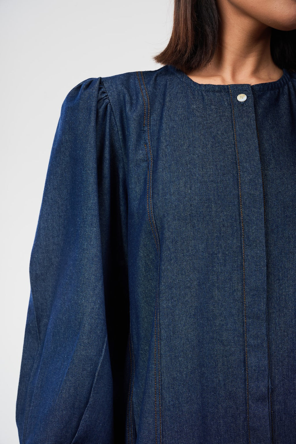 فستان ماكسي دنيم بقصة واسعة وأكمام منفوشة