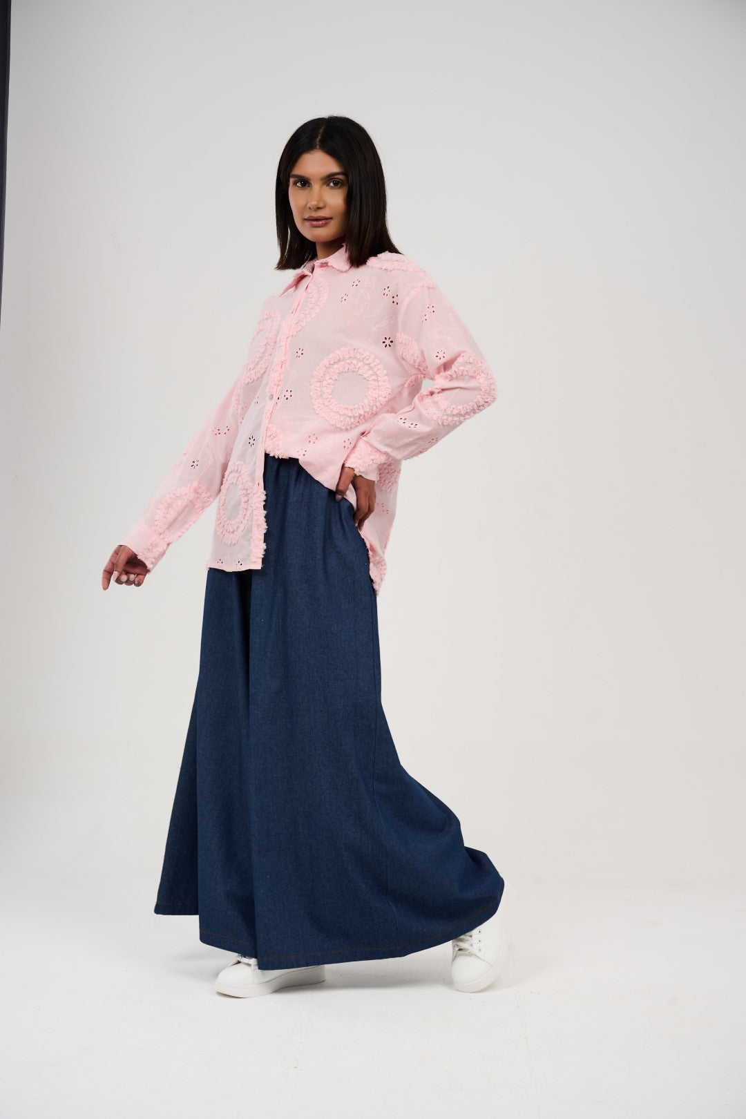 بلوزة مطرّزة بتفاصيل أبلِيكه وثقوب زخرفية