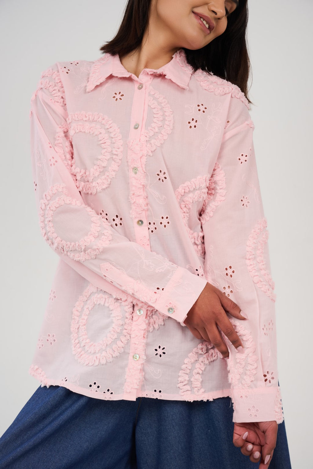 بلوزة مطرّزة بتفاصيل أبلِيكه وثقوب زخرفية