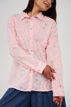 بلوزة مطرّزة بتفاصيل أبلِيكه وثقوب زخرفية