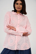 بلوزة مطرّزة بتفاصيل أبلِيكه وثقوب زخرفية