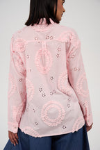 بلوزة مطرّزة بتفاصيل أبلِيكه وثقوب زخرفية