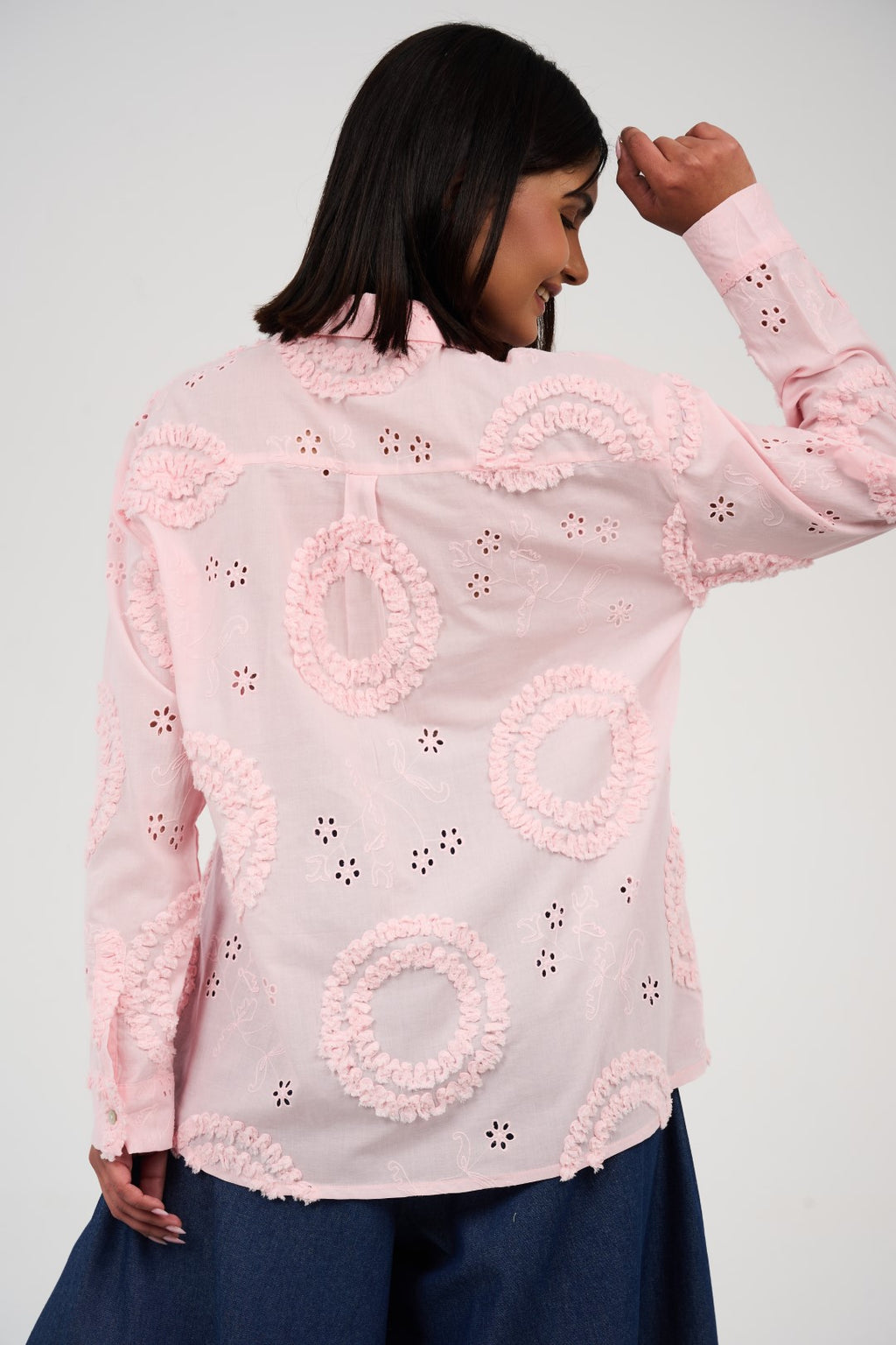 بلوزة مطرّزة بتفاصيل أبلِيكه وثقوب زخرفية