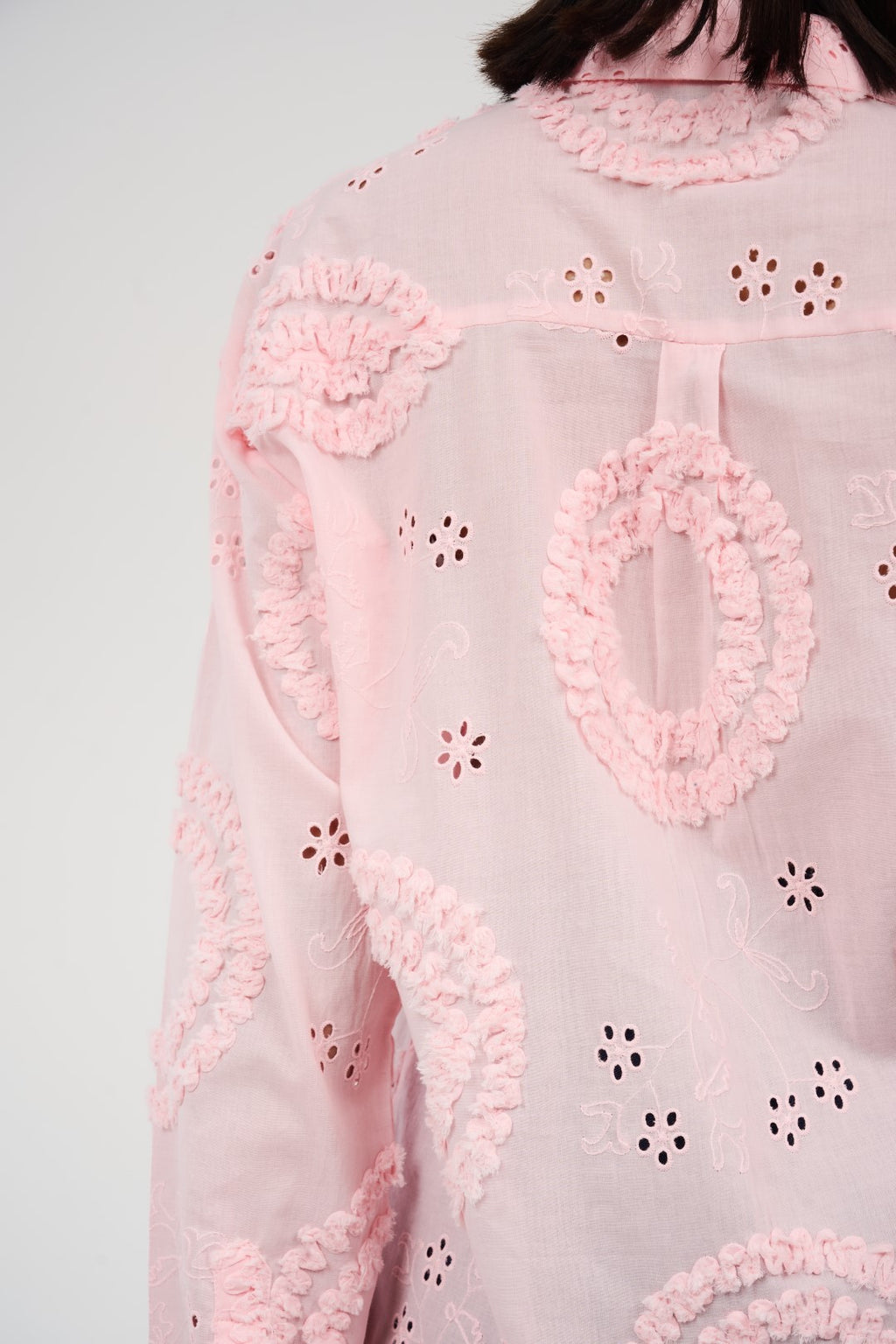 بلوزة مطرّزة بتفاصيل أبلِيكه وثقوب زخرفية