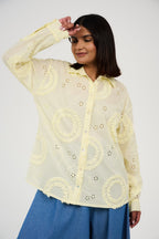 بلوزة مطرّزة بتفاصيل أبلِيكه وثقوب زخرفية