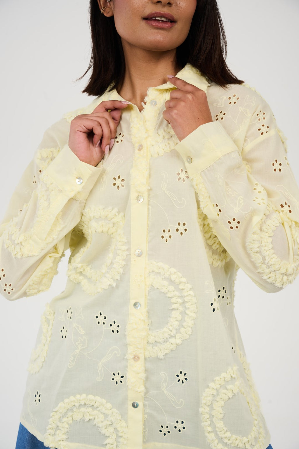 بلوزة مطرّزة بتفاصيل أبلِيكه وثقوب زخرفية