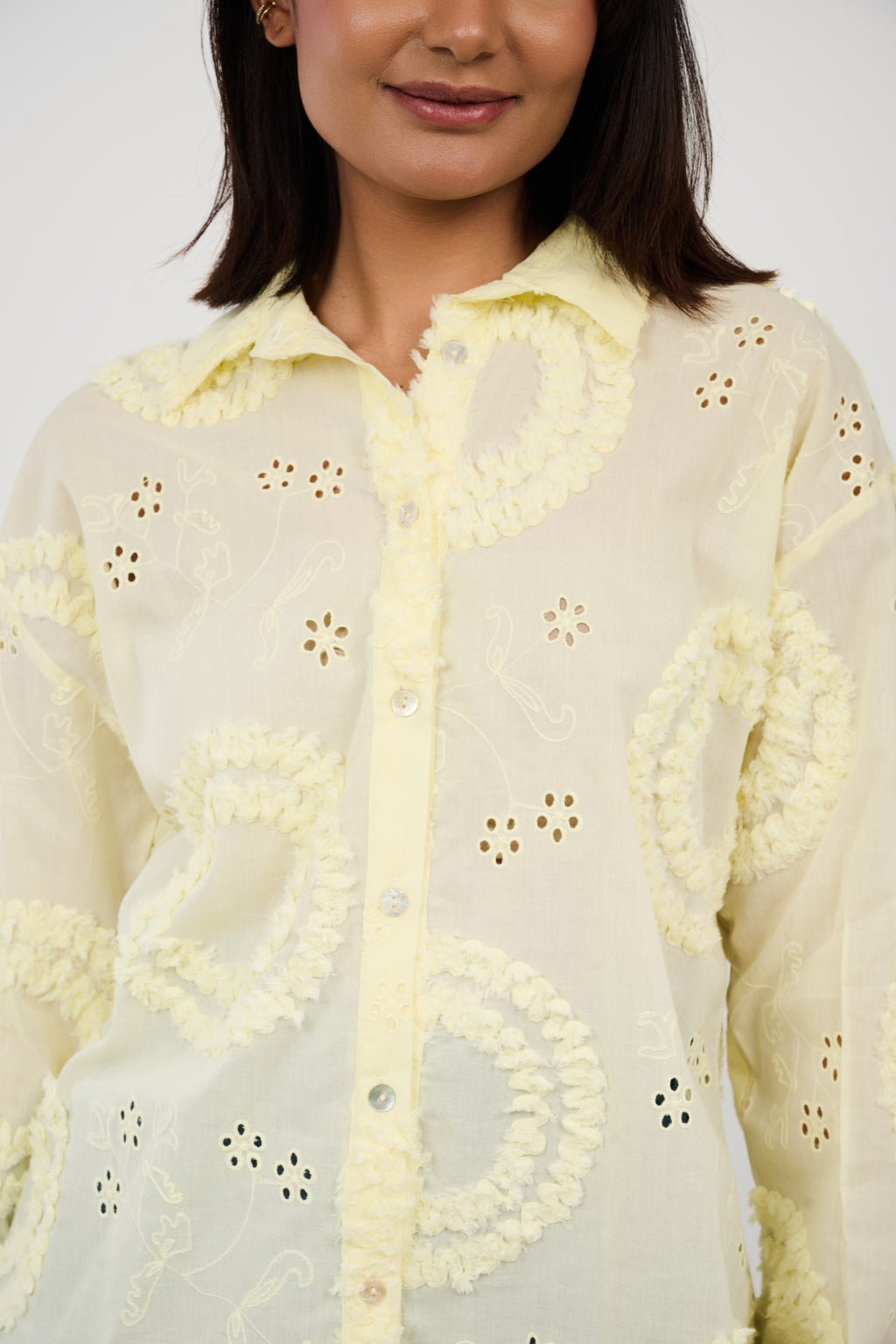 بلوزة مطرّزة بتفاصيل أبلِيكه وثقوب زخرفية