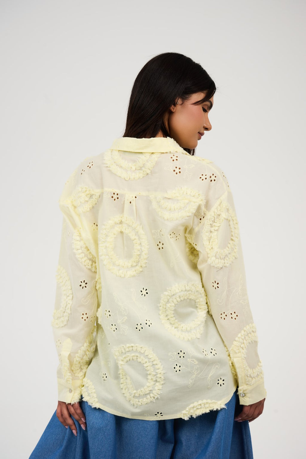 بلوزة مطرّزة بتفاصيل أبلِيكه وثقوب زخرفية