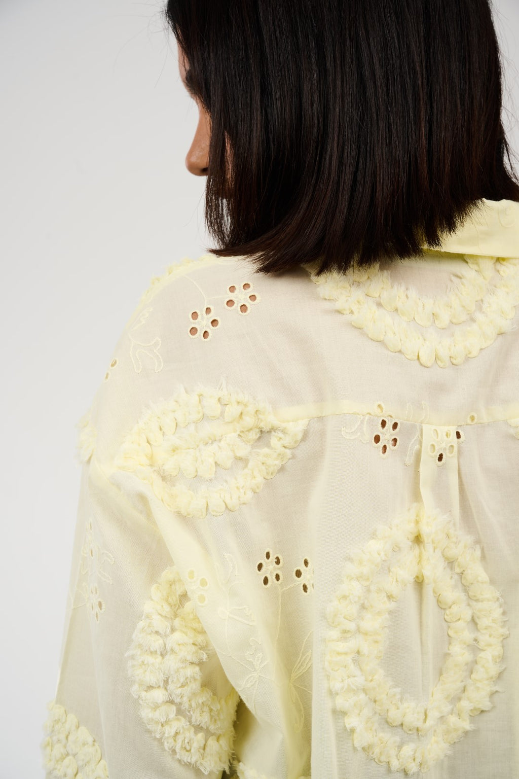 بلوزة مطرّزة بتفاصيل أبلِيكه وثقوب زخرفية