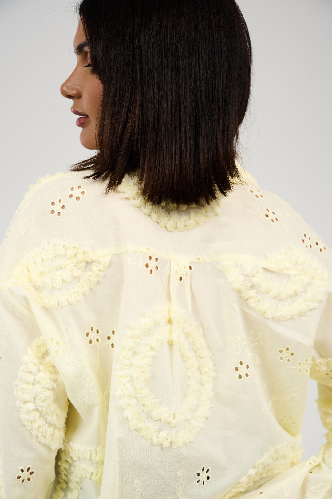 بلوزة مطرّزة بتفاصيل أبلِيكه وثقوب زخرفية