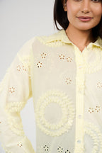 بلوزة مطرّزة بتفاصيل أبلِيكه وثقوب زخرفية